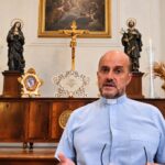 «Dentro la ferita»: Don Roberto Donadoni e il coraggio di continuare a vivere dopo la perdita di un figlio